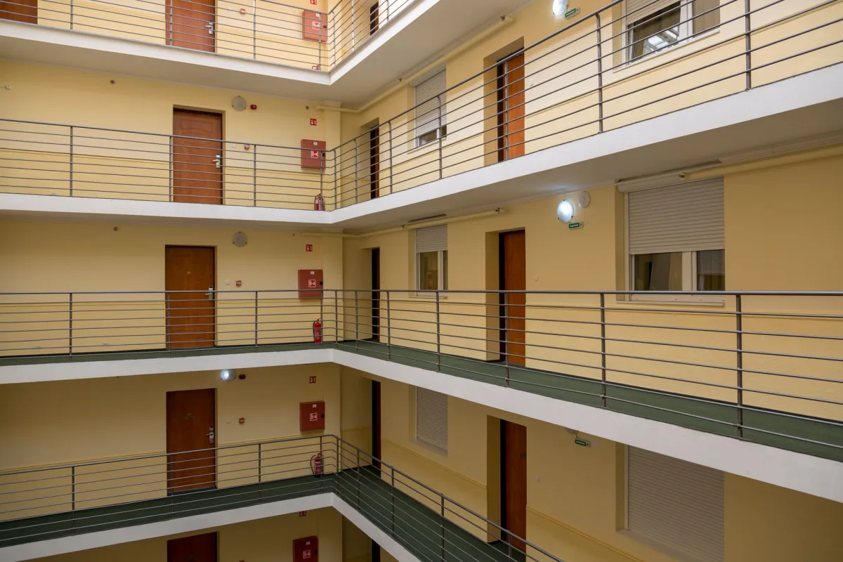 Burenlawaai in een appartement: contactgeluid en de VvE